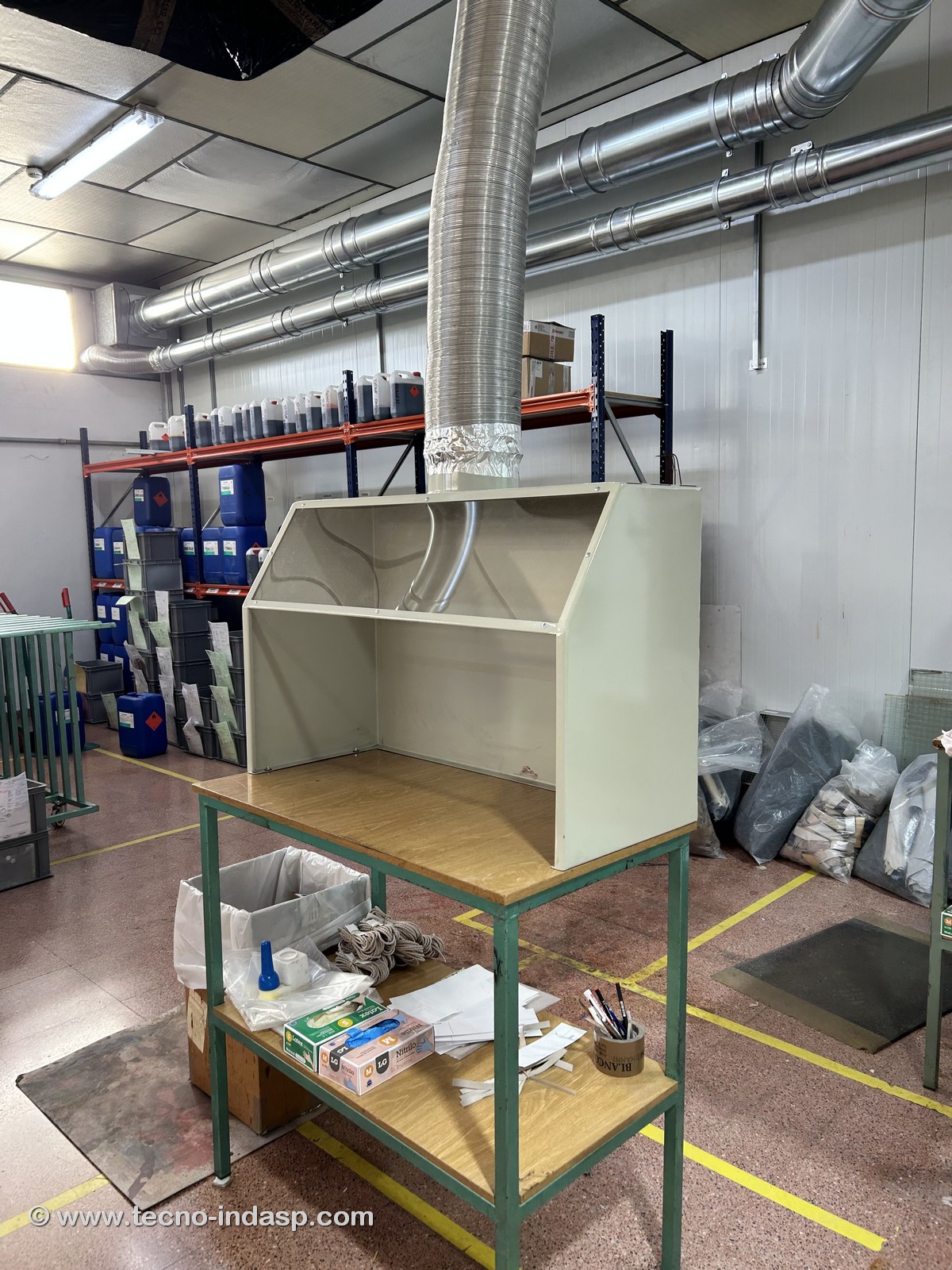 Instalación de aspiración para captar los gases desprendidos del impregnado de cola en empresa de calzado Magnanni