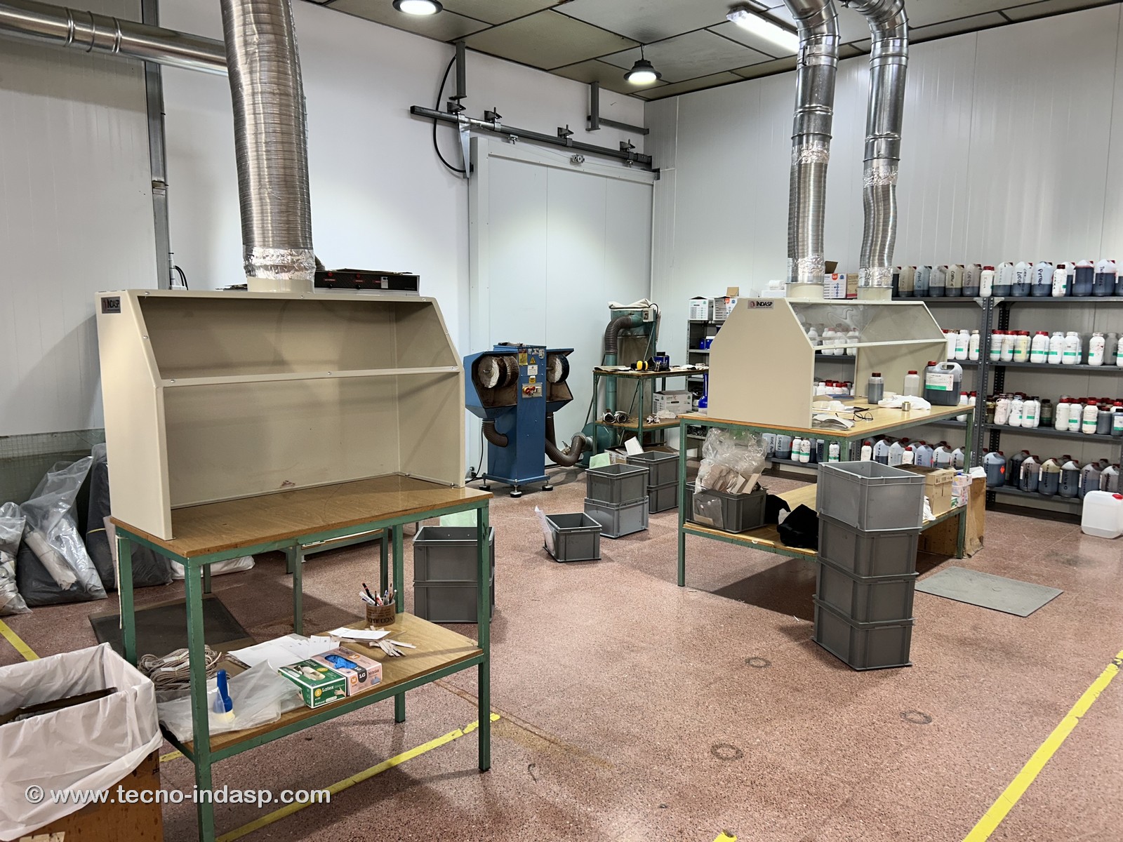 Instalación de aspiración para captar los gases desprendidos del impregnado de cola en empresa de calzado Magnanni