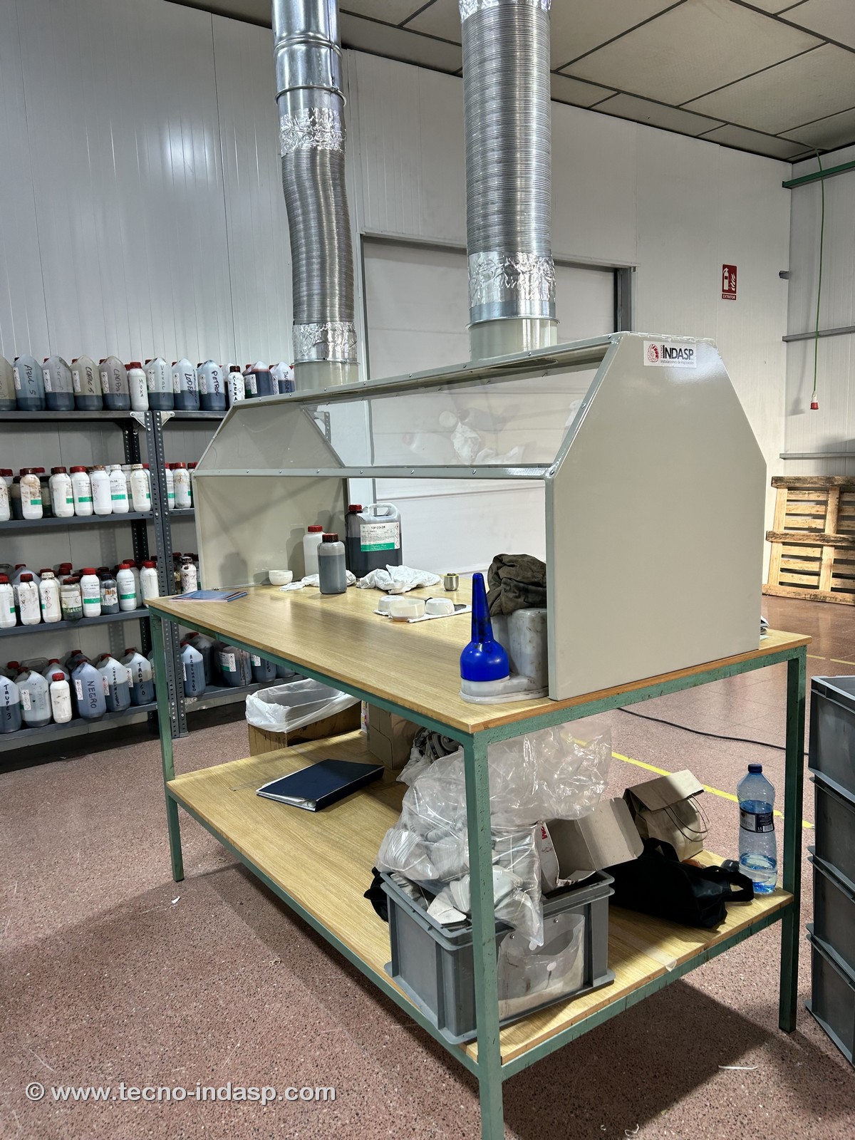 Instalación de aspiración para captar los gases desprendidos del impregnado de cola en empresa de calzado Magnanni