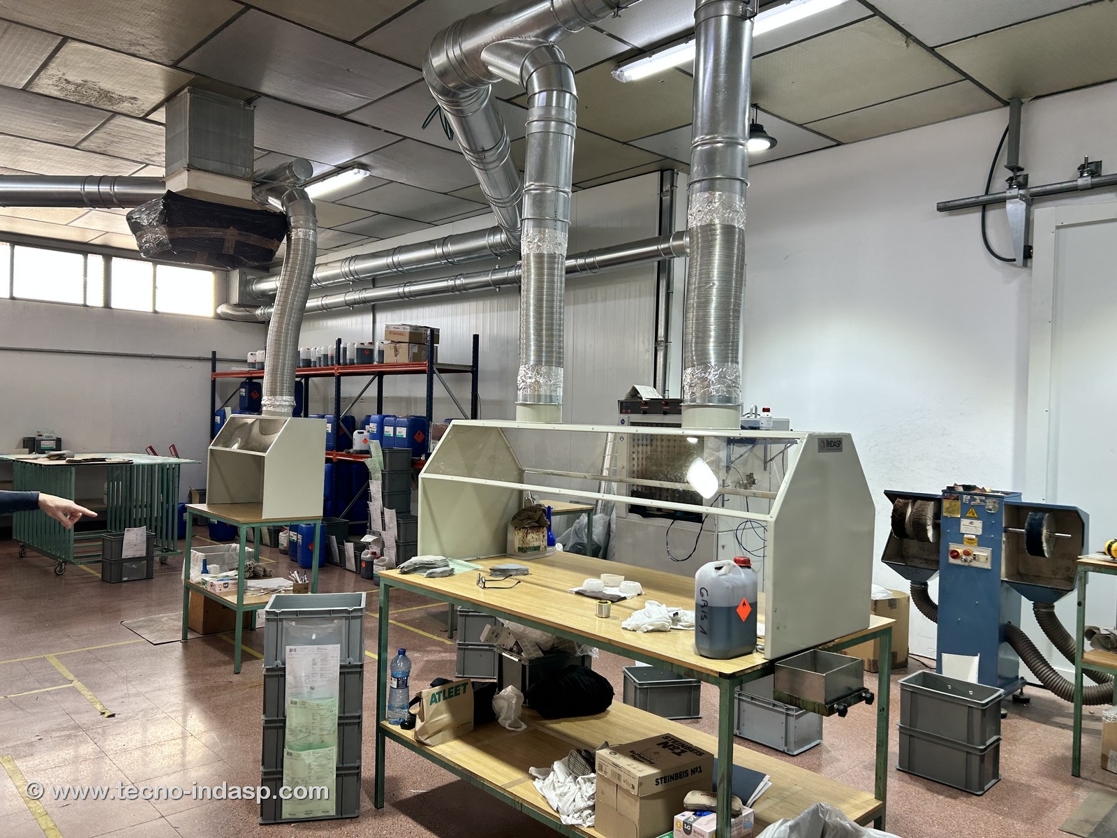 Instalación de aspiración para captar los gases desprendidos del impregnado de cola en empresa de calzado Magnanni