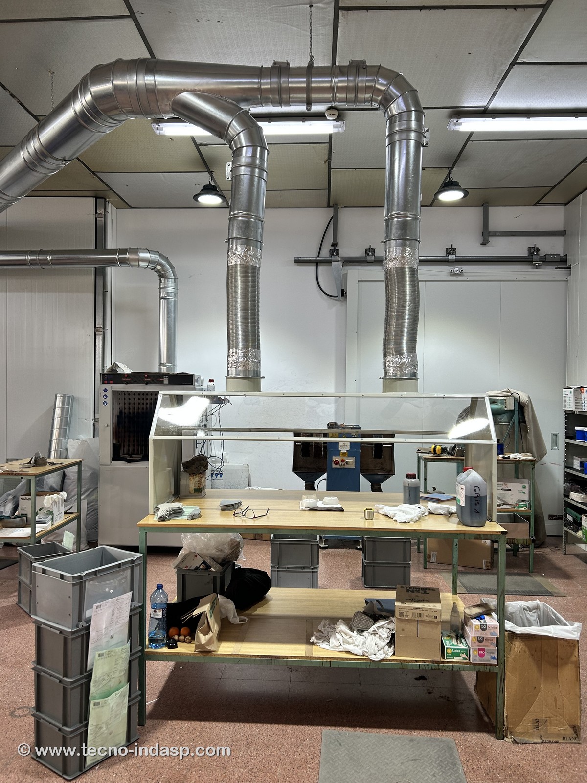 <br />
Instalación de aspiración para captar los gases desprendidos del impregnado de cola en empresa de calzado Magnanni